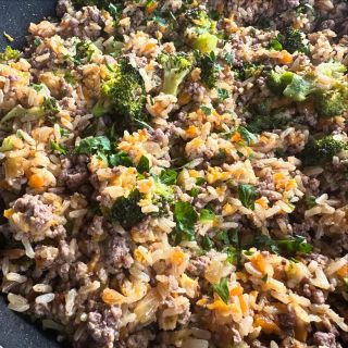 ☘️Ryža s mletým hovädzím mäsom☘️ Tento jednoduchý recept na ryžu s mletým hovädzím mäsom a zeleninou je rýchly, chutný a...