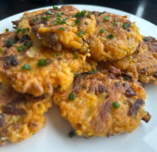 Tekvicové placky Ak hľadáte jednoduchý, no pritom chutný recept, tieto chrumkavé tekvicové placky so slaninou sú ideálnou...